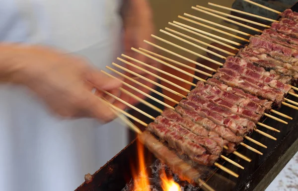 Kött grillspett av lamm tillagad på grillen — Stockfoto