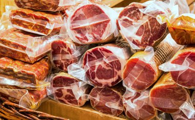 salam sosis baharatlı salam ve bresaola İtalyan stand ile 