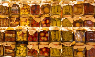 korunmuş İtalyan gıda ile birçok kavanoz