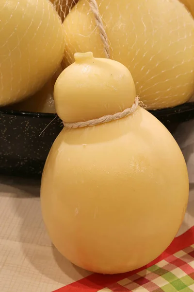 Queso caciocavallo en venta en la lechería italiana —  Fotos de Stock