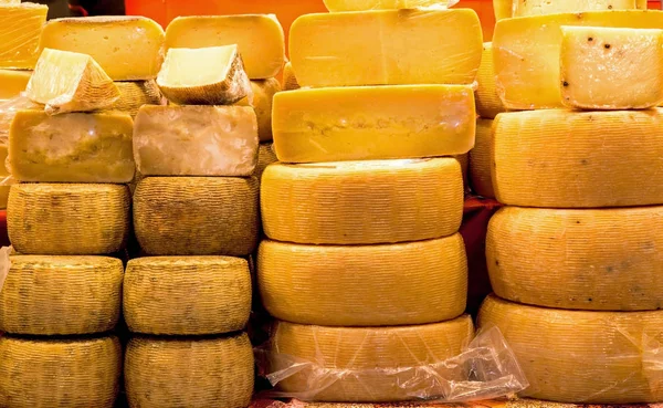 Ağzına kadar dolu tezgah Satılık İtalyan s yaşlı ve taze peynir — Stok fotoğraf