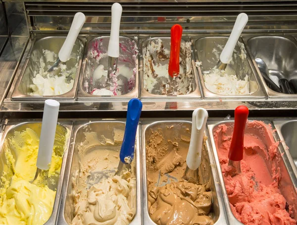 アイス クリーム ショップでの販売に多くのフレーバーのアイスクリーム — ストック写真