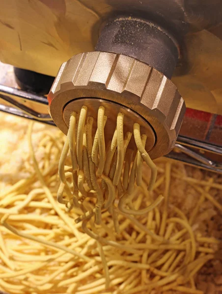 Machine to make fresh homemade pasta with water and flour egg — Stock Photo, Image