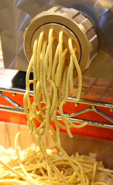 Italian machine to make fresh homemade pasta — Stock Photo, Image