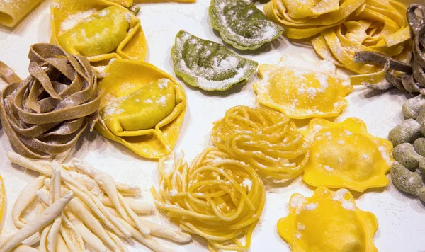 Italian fresh pasta stuffed tortellini and homemade noodles — Stock Photo, Image