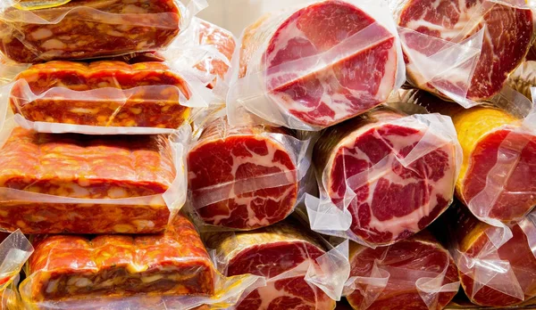 sosis bresaola salamı ve sucuklu İtalyan stand ile