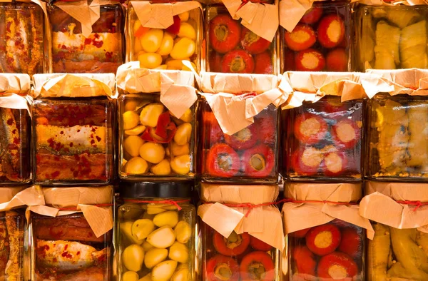 Muchos frascos con conservas de comida italiana con verduras y sardi —  Fotos de Stock