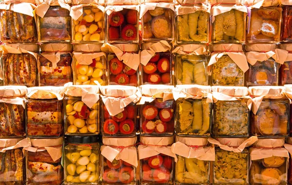 Muchos frascos con conservas de comida italiana con muchas verduras —  Fotos de Stock