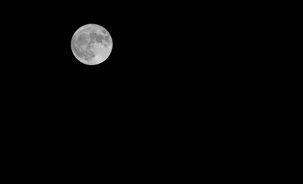 Luna piena nel cielo buio in una notte nel tardo autunno — Foto Stock