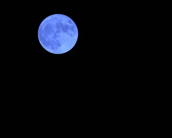 Blue moon in de donkere hemel op een nacht — Stockfoto