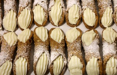 birçok Sicilya cannoli Satılık tatlı krema ile