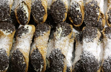 Sicilya cannoli tatlı krema çikolata cips ve Hindistan cevizi ile 