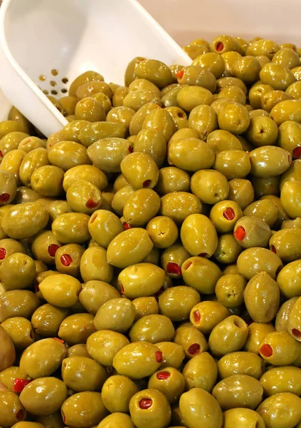 Aceitunas verdes en venta con relleno picante en el puesto italiano —  Fotos de Stock