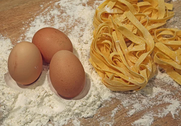 Três ingredientes naturais farinha ovos e massa italiana caseira — Fotografia de Stock