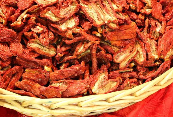 Basket of dried tomatoes in the local market in Italy — Stock Photo, Image