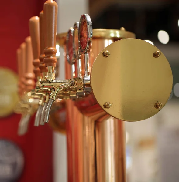 Bir gece seçkin barlarda taslak bira dağıtımı için spiles — Stok fotoğraf