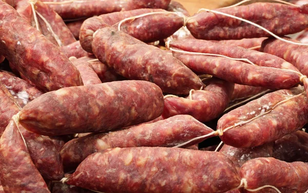 Salsicha fumada com carne de porco no açougueiro — Fotografia de Stock