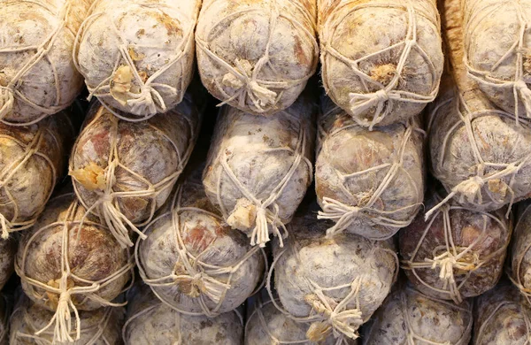 Salame típico do norte da Itália chamado Soppressa para venda — Fotografia de Stock