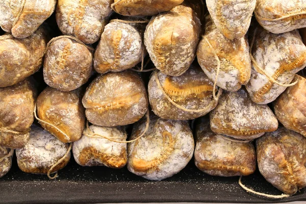 Italienische Salami im Bauernhof zum Verkauf — Stockfoto