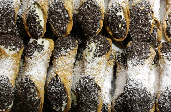 Siciliansk cannoli med söta vaniljsås choklad chips och kokos — Stockfoto