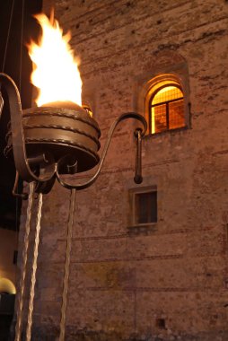 Kalenin girişinde yanan kandil