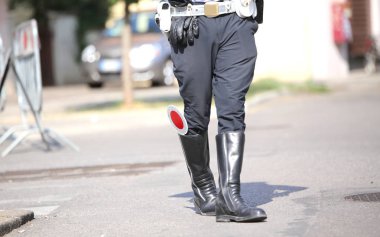 Polis sürücülerin kontrol ederken bir denetim noktası