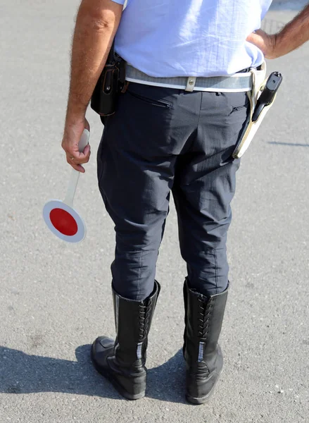 Polizist mit Stiefeln auf der Straße in Checkpoint — Stockfoto