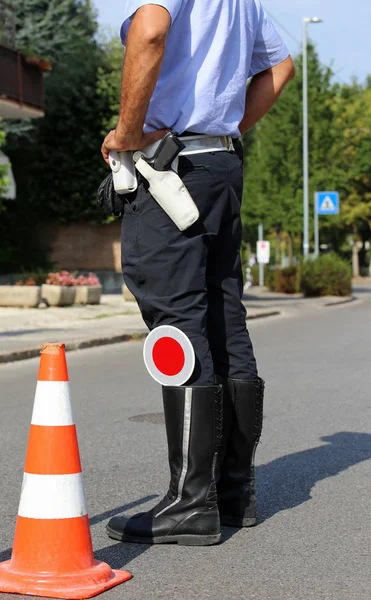 Policie v kontrolní bod při kontrole motoristé — Stock fotografie