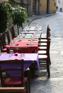 yaya cadde boyunca hazırlanan tabloları ile Restoran