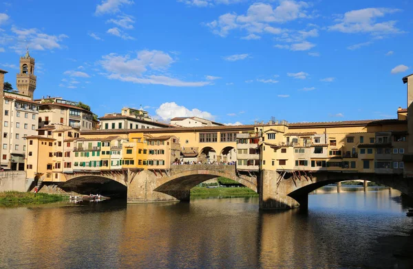 Ancient Bridge called Ponte Vecchio in Florence Italy over Arno — Stock Photo, Image