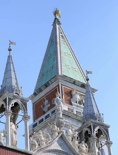 Campanario de la Basílica de San Marcos en Venecia en Italia — Foto de Stock
