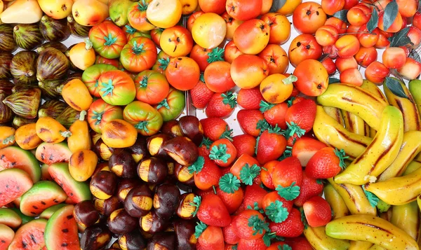 Kuchen mit Obst und Gemüse in Marzipanform — Stockfoto
