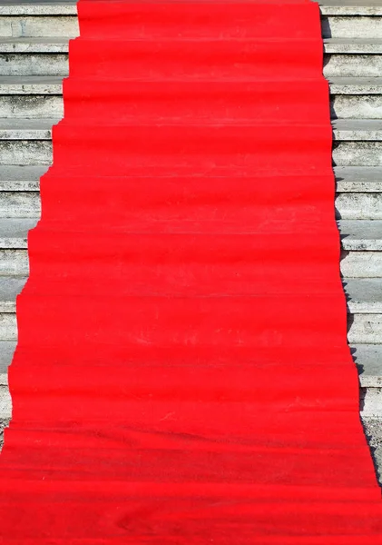 Elegantní dlouhý červený koberec na čekání na příchod VIP — Stock fotografie