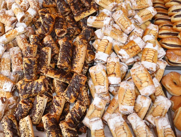 Biscuits et pâtisseries sucrées dans la boulangerie à vendre — Photo