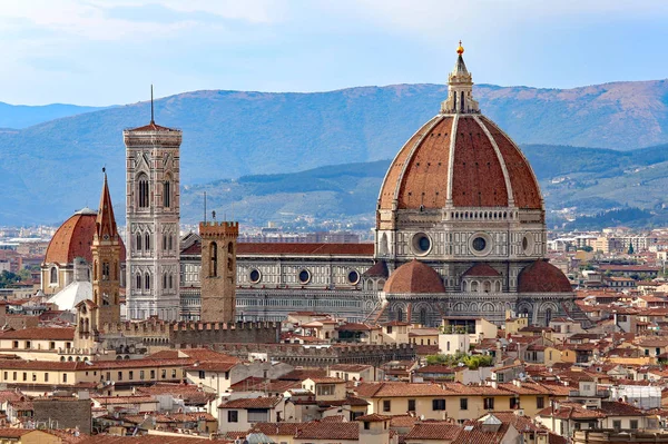 Şehir Floransa Katedrali'nin büyük kubbe ile — Stok fotoğraf