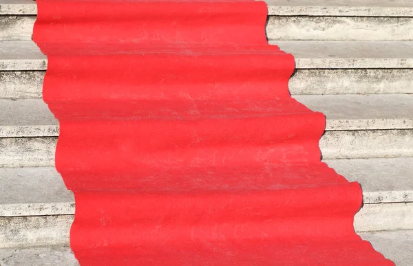 Elegant long red carpet on the wide steps — Stock Photo, Image