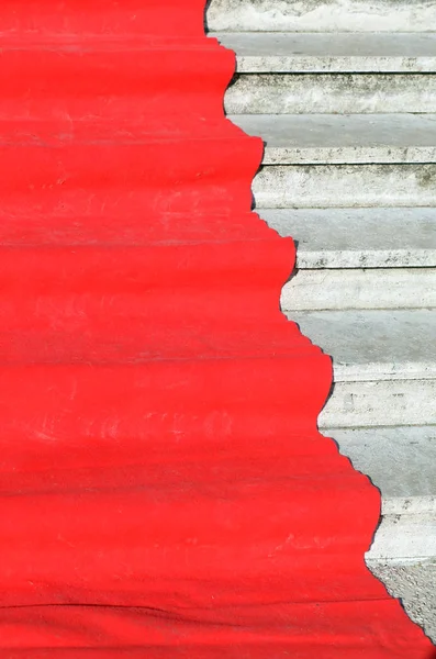 Long red carpet on the stairs to the vip fashion show — Stock Photo, Image