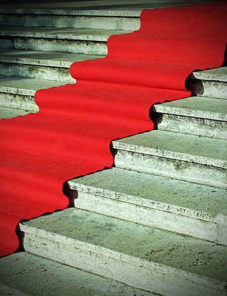 Uzun kırmızı halı üzerinde merdivenlerden VIP moda gösterisi — Stok fotoğraf
