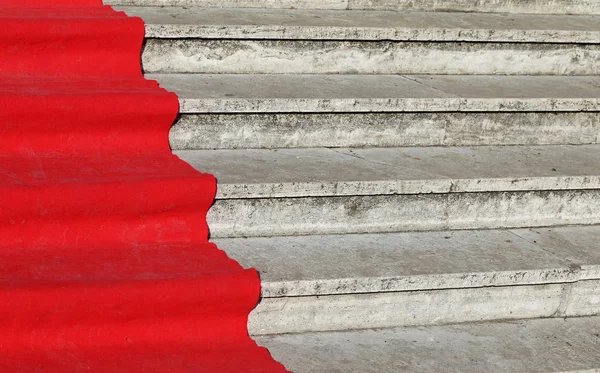 Tapete vermelho longo nos degraus largos do edifício histórico — Fotografia de Stock