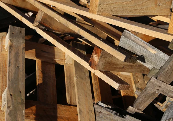 Багато зламаних дерев'яних піддонів — стокове фото