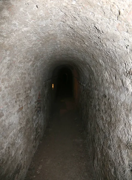 Largo túnel de un pasaje secreto — Foto de Stock