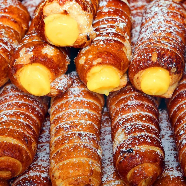 Pastries and cannolis custard listed in pastry — Stock Photo, Image