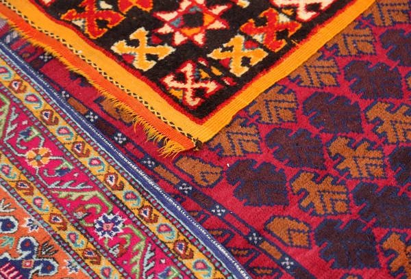 Oryantal kilim Doğu pazarında Satılık — Stok fotoğraf