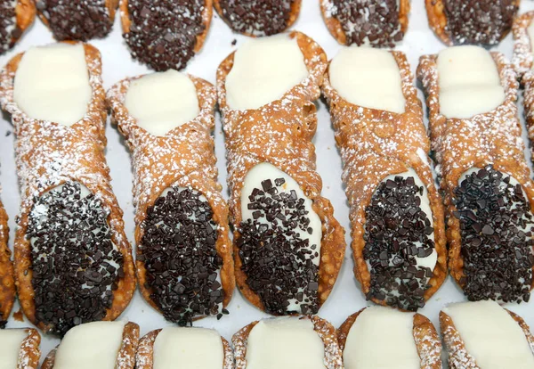 Sicilian cannolo sale in southern Italian pastry — Stock Photo, Image