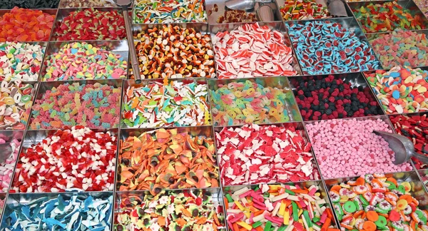 Bonbons sucrés et moelleux à vendre dans un étal de bonbons dans la marque locale — Photo