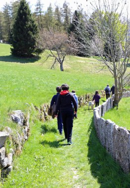 dağlarda bir iz aile yürüyüş