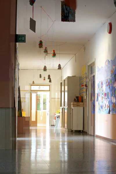 Hal van de school met de tekeningen op de wanden — Stockfoto