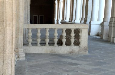 Palladian bazilikanın taş korkuluk detayını içinde Yardımcısı