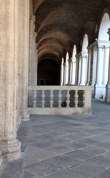 Zábradlí Palladiovy baziliky ve městě Vicenza v I — Stock fotografie