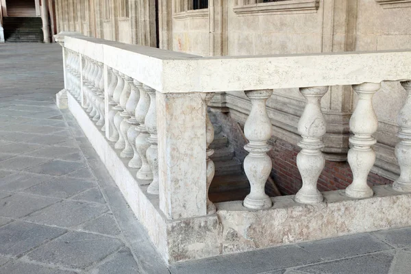 Korkuluk, Vicenza şehir Palladian bazilikanın — Stok fotoğraf
